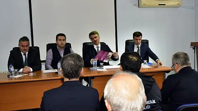 Vali Baruş Kale İlçe Muhtarlarıyla Deprem Bilgilendirme Toplantısı Düzenledi