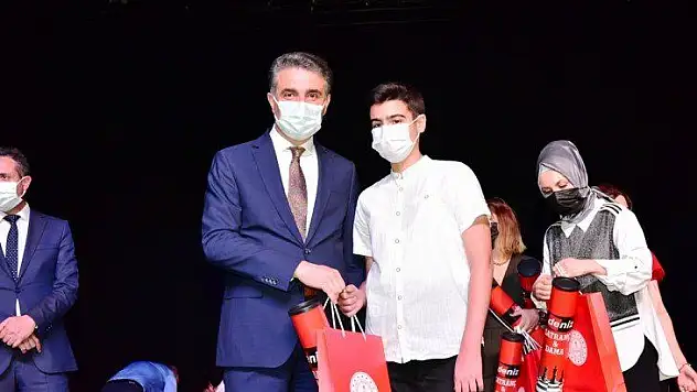 Vali Baruş, LGS'de İlk 100'e Giren Öğrencileri Ödüllendirdi