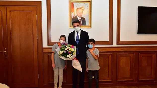 Vali Baruş Öğrencileri Makamında Kabul Etti