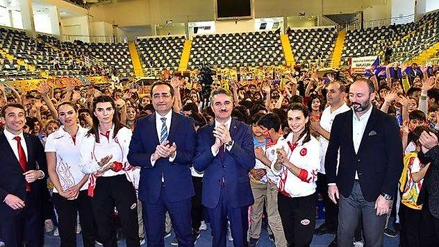 Vali Baruş TAF Çocuk Atletizm Şenliğinde Genç Sporculara Madalyalarını Takdim Etti