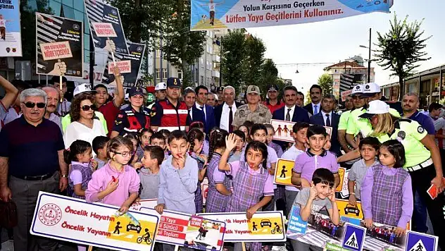 Vali Baruş 'Yaya Geçidi Nöbeti Etkinliğine' Katıldı
