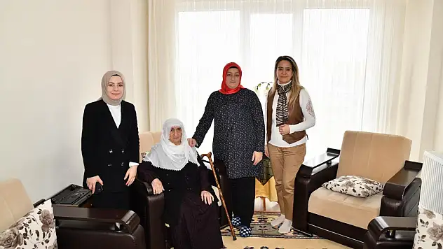 Vali Ersin Yazıcı'nın Eşi Hanife Yazıcı Yeşilyurt İlçesinde Şehit Ailelerini Ziyaret Etti