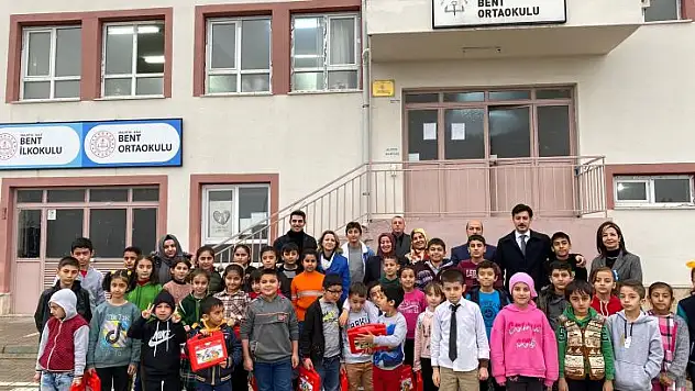 Vali Hulusi Şahin'in Eşi Malatya Gönül Elçileri Temsilcisi Ebru Şahin Köy Okulları Ziyaretlerine Devam Ediyor.