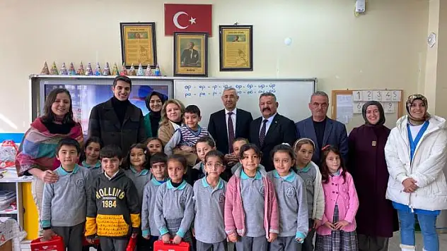 Vali Hulusi Şahin'in Eşi Malatya Gönül Elçileri Temsilcisi Ebru Şahin Köy Okullarını Ziyaret etti.