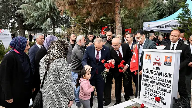 Vali Yavuz, Arefe Günü Şehitliğimizi Ziyaret Ederek Şehit Aileleriyle Bir Araya Geldi