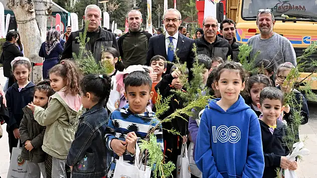 Vali Yavuz, Dünya Ormancılık Haftası Kapsamında Fidan Dağıtım Programına Katıldı