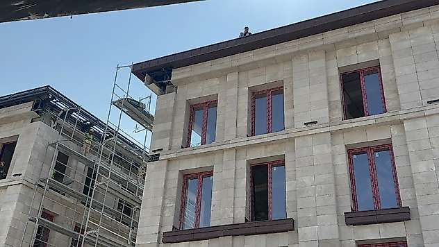 Valilik Karşısında Çatıya Çıkarak Hakkını İstedi
