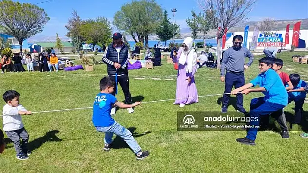 Van'da depremzede aileler bir araya geldi