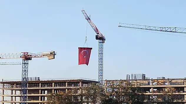 Vinç Operatöründen 29 Ekim'e Anlamlı Kutlama