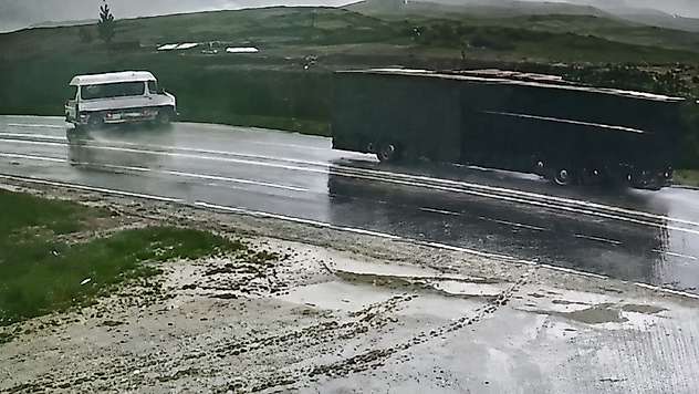 Yağışın Kayganlaştırdığı Yolda Minibüs Devrildi: 2 Yaralı