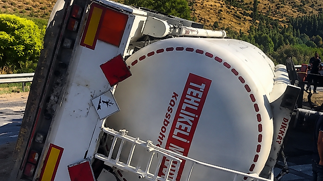 Yakıt Tankeri Devrildi, Kara Yolunda Önlem Alındı