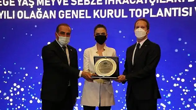 Yaş meyve sebze ve mamulleri sektöründe ihracat rekoru kıran ihracatın yıldızları ödüllerine kavuştu