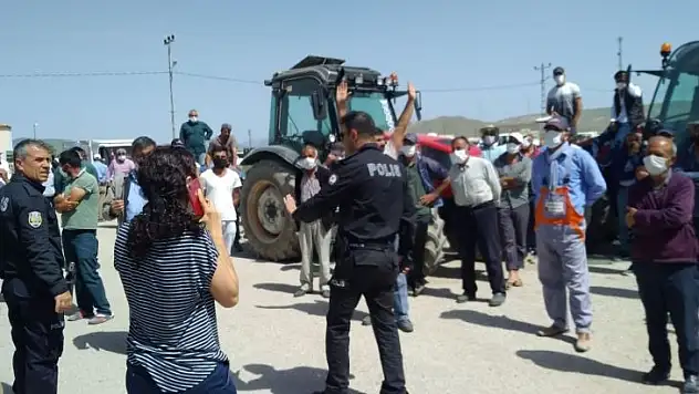 Yazıhanlı Çiftçilerden 'Sosyal Mesafeli' Su Protestosu