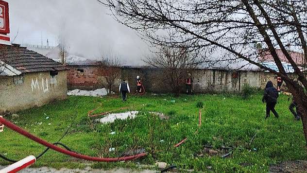 Yeşiltepe'de Depo Yangını Paniğe Neden Oldu