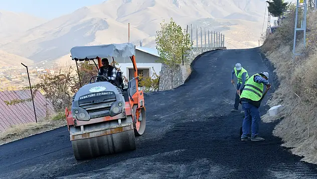 Yeşilyurt Belediyesi'nden Banazı Yeni Mahallesi'ne 3 Kilometrelik Sıcak Asfalt Yolu