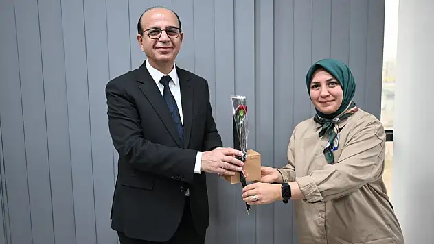 Yeşilyurt Belediyesi Öğretmenleri Unutmadı: Özel Tasarım Hediyeler Dağıtıldı