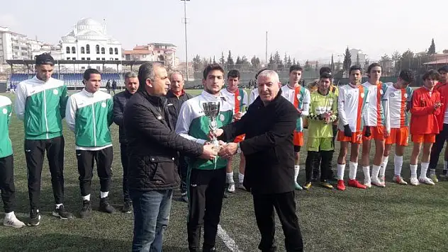 Yeşilyurt Belediyespor U-18 Futbol Takımı, İl Şampiyonluk Kupasını Aldı