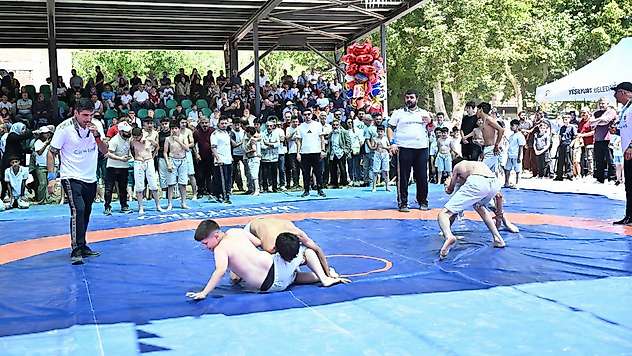 Yeşilyurt Kiraz Festivali'nde Karakucak Güreşleri Heyecanı Yaşandı