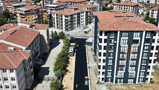 Yeşilyurt'ta Asfalt Seferberliği Özalper'de Sürüyor