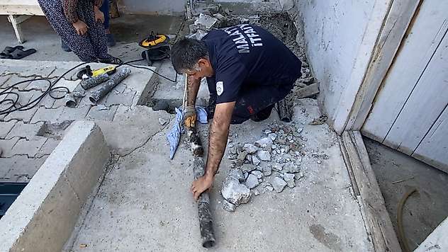 Yeşilyurt'ta Boruya Sıkışan Yavru Kedi İtfaiye Operasyonuyla Kurtarıldı