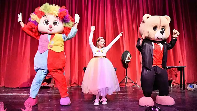 Yeşilyurt'ta Çocuklar Neşeyle Dolu Bir Gün Geçirdi: 'Çocuk Şenliği' Renkli Görüntülere Sahne Oldu