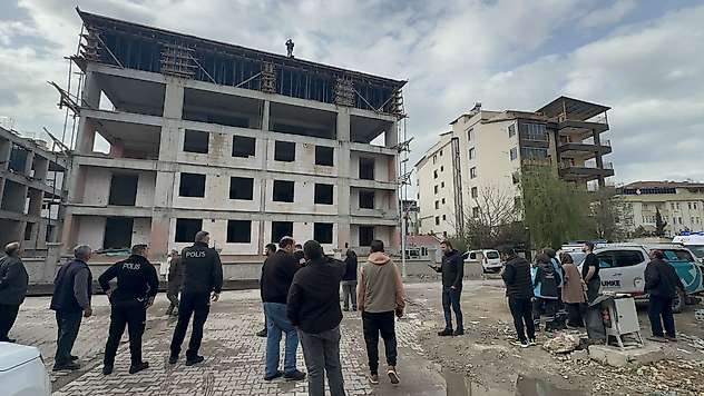 Yeşilyurt'ta İnşaat Krizi: Alacağını Alamayan İşçi Çatıya Çıktı