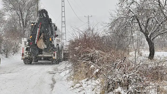Yeşilyurt'ta Kar Alarmı: Belediye Ekipleri 24 Saat Sahada