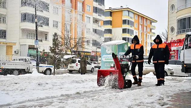 Yeşilyurt'ta Kar Alarmı: Ekipler 7/24 Sahada