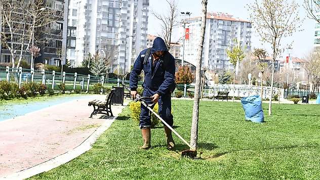Yeşilyurt'ta Park ve Yeşil Alanlara Kapsamlı Bakım Çalışması