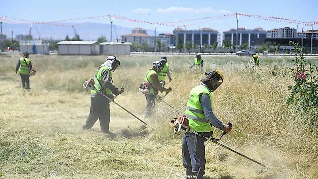 Yeşilyurt'ta Yangın Riskine Karşı Ot Biçme Seferberliği