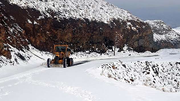 Yoğun kar yağışı 7 ilde ulaşımı aksattı: 249 yol kapalı