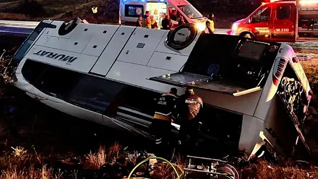 Yolcu otobüsü şarampole devrildi: 2 ölü, 21 yaralı