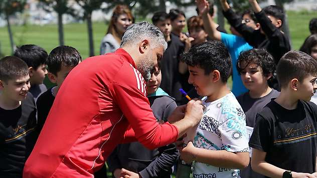 Yüzüncü Yıl Koleji Öğrencilerinden Malatya Yeşilyurtspor'a Final Öncesi Moral Ziyareti
