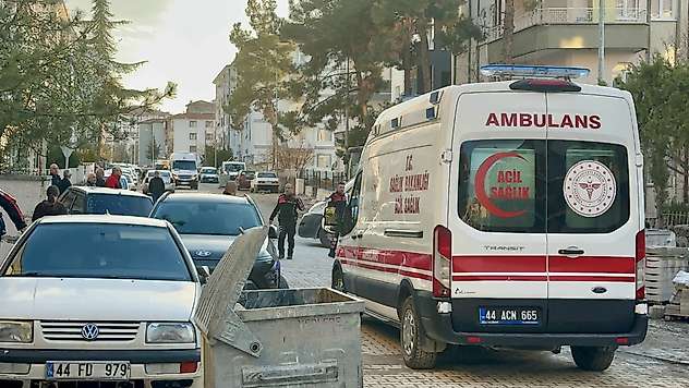 Zaviye Mahallesi'nde Bıçaklı Kavga: Baba ve Oğlu Yaralandı