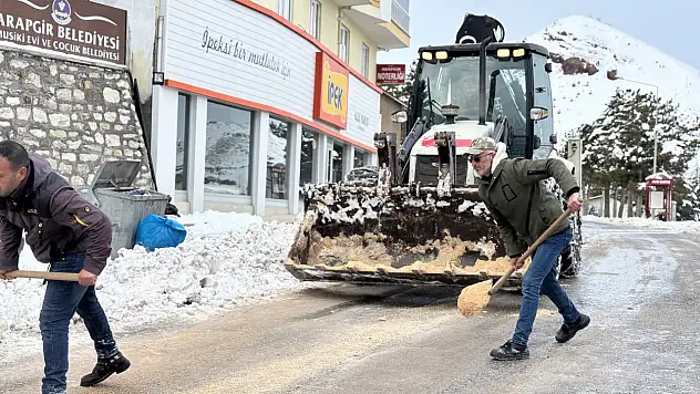 Zorlu Hava Koşulları Nedeniyle Kayganlaşan Yol Ve Kaldırımlarda Tuzlama Çalışması