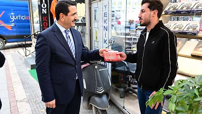 Battalgazi'de Cumhuriyet Bayramı'nda esnafa Türk bayrağı hediye edildi