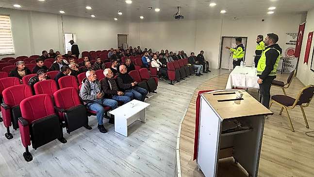 Doğanşehir'de Okul Servis Şoförlerine Trafik Güvenliği Eğitimi
