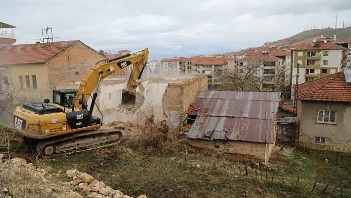Battalgazi Belediyesi Tehlike Saçan Metruk Yapıları Yıkıyor
