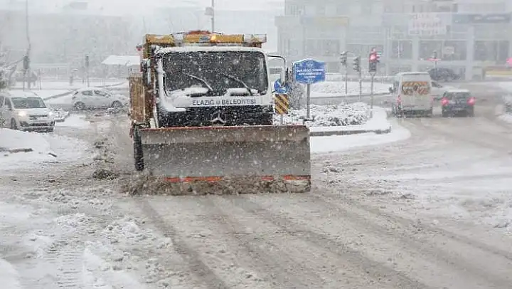 Elazığ'a Mevsimin İlk Karı Yağdı