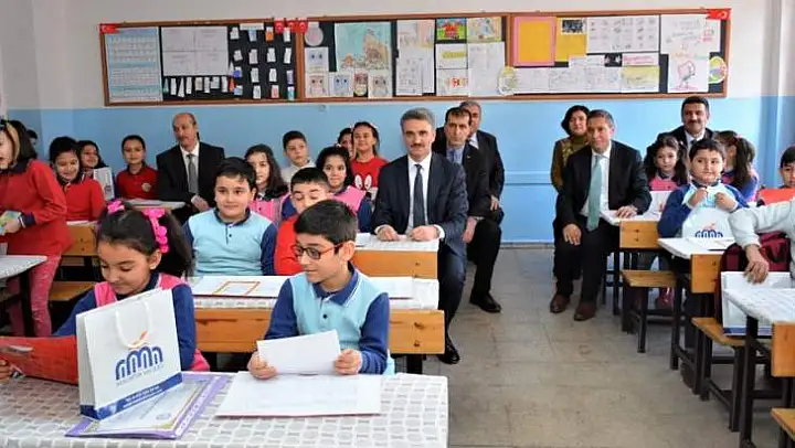 Vali Baruş, Öğrencilerin Karne Sevincini Paylaştı