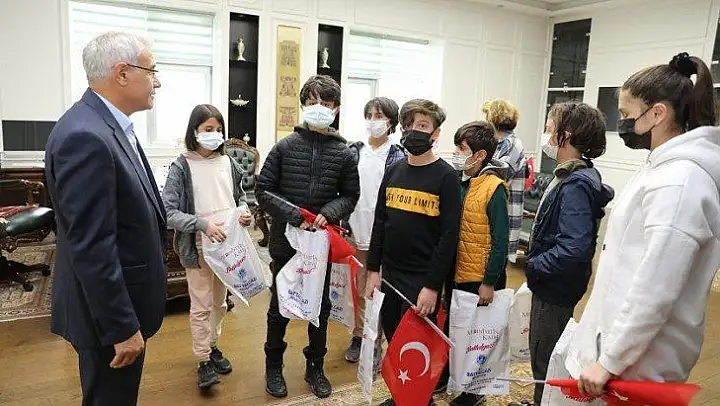 Minik Öğrencilerden Başkan Güder'e Cumhuriyet Bayramı Ziyareti