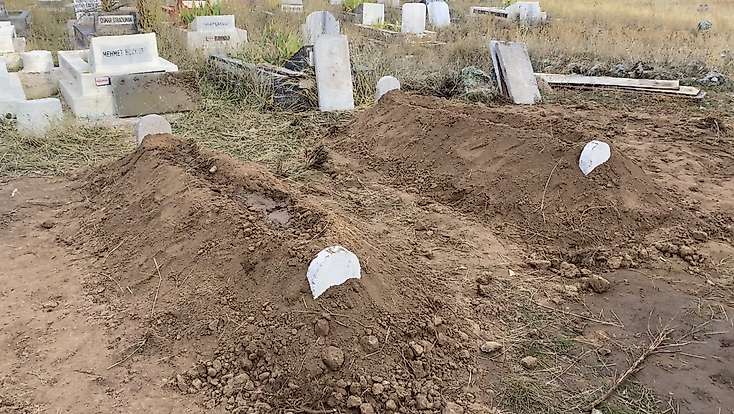 Anne ve Oğlu Yan Yana Toprağa Verildi: Aile İki Acıyı Birden Yaşadı