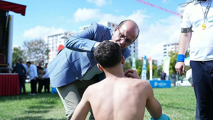 Başkan Geçit, Güreş Müsabakalarında Sakatlanan Minik Sporcuların Yardımına Koştu
