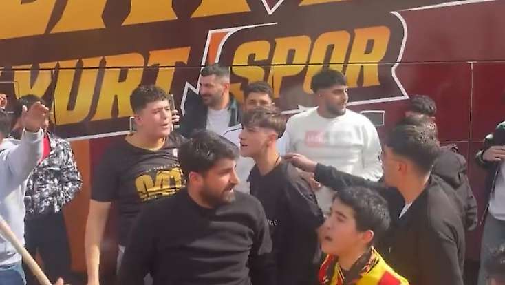 Bitlis Deplasmanında Gerginlik! Doğu Beyleri ile Taraftar Grubu Arasında Pankart Krizi