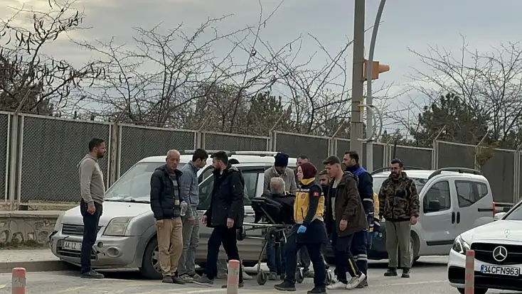 Direksiyon Başında Rahatsızlanan Sürücü Kaldırıma Çarptı