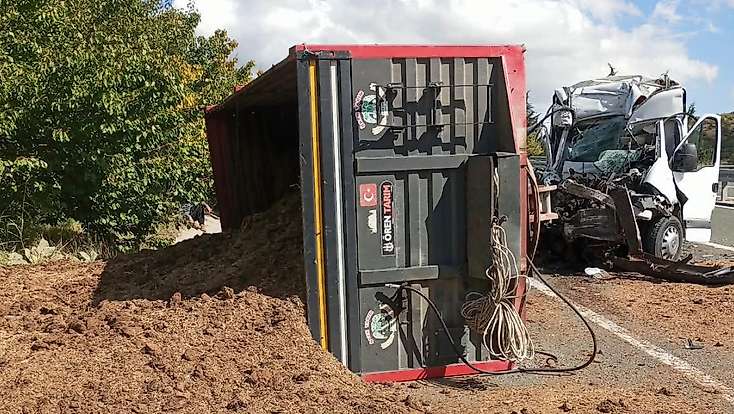 Elazığ-Malatya Yolunda Minibüs Traktöre Çarptı: 1 Yaralı