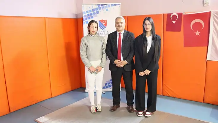 Malatya’da Eskrimde Örnek Hikâye: İkiz Kardeşlerden Biri Sporcu, Diğeri Hakem