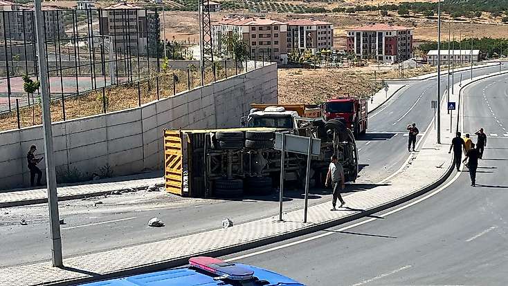Malatya’da Feci Kaza! Freni Boşalan Kamyon Karşı Şeride Geçti