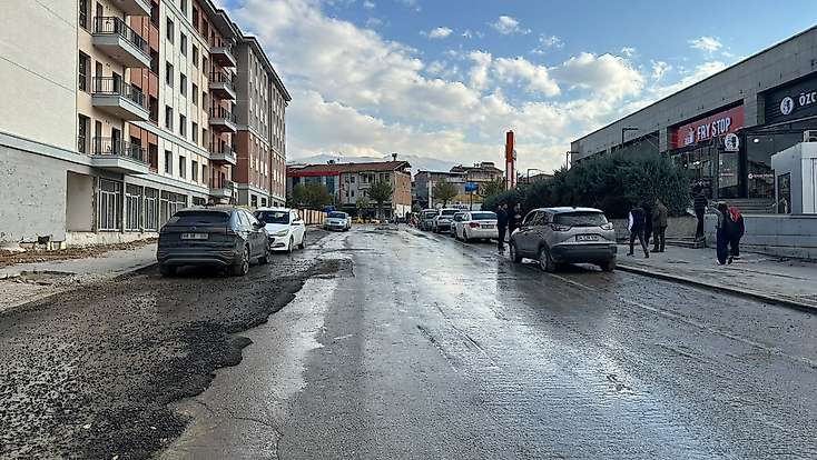 Malatya’da Öğretmenevi Konteyner Çarşısı Kaldırıldı, Yol Yeniden Açıldı