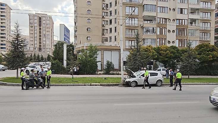 Malatya’da otomobil trambüs direğine çarptı: 2’si çocuk 4 yaralı